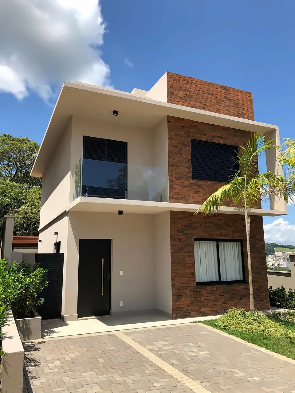 Fachada de residência com guarda-corpo de vidro estrutural na sacada do pavimento superior